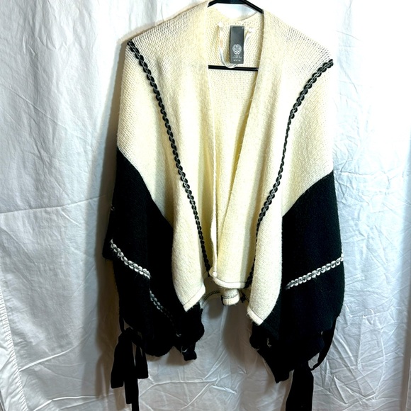 Vince Camuto Sweaters - Vince Camuto Women’s OS Black/Cream Poncho/Shawl/Wrap